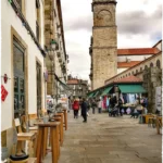 Vista exterior de la plaza de abastos en Santiago de Compostela. Tour Gastronómico por Santiago