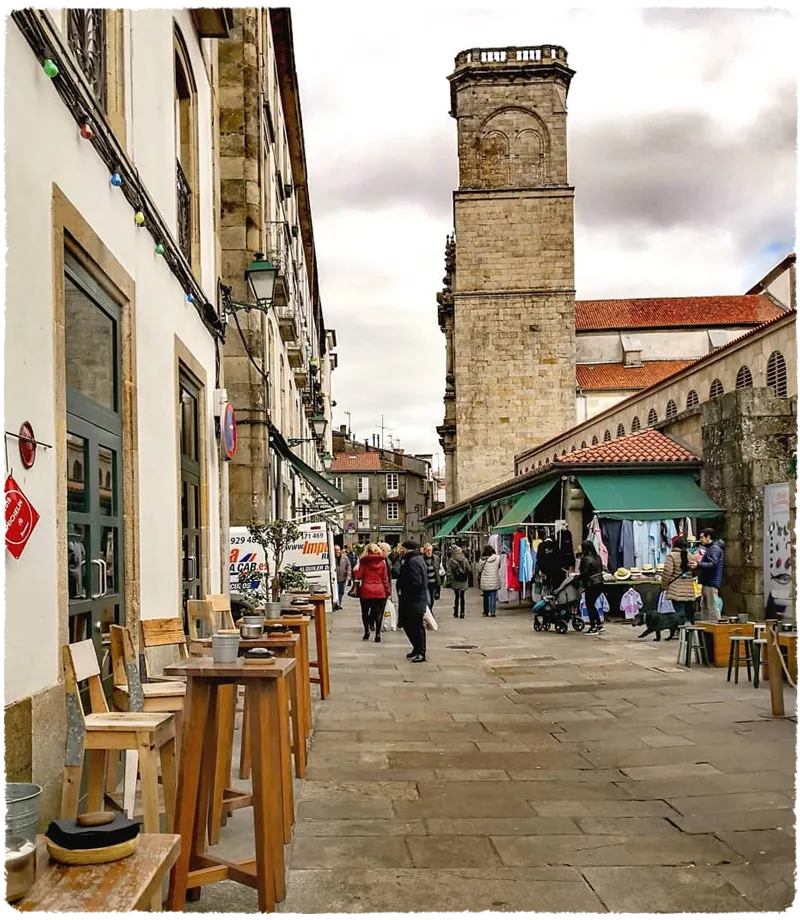 Vista exterior de la plaza de abastos en Santiago de Compostela. Tour Gastronómico por Santiago